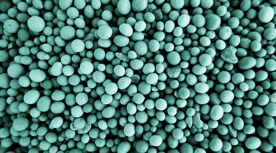 Väetise füüsikalised omadused määrab selle keemiline koostis ning see, kuidas väetis on toodetud. Käitlemise, ladustamise ja põllule laotamise